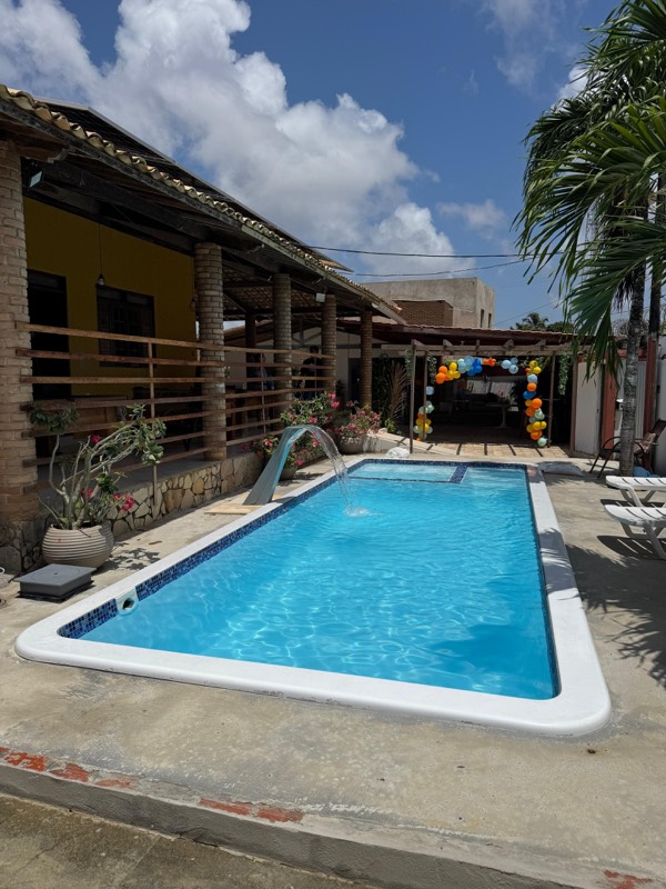 Família feliz em uma piscina Splash